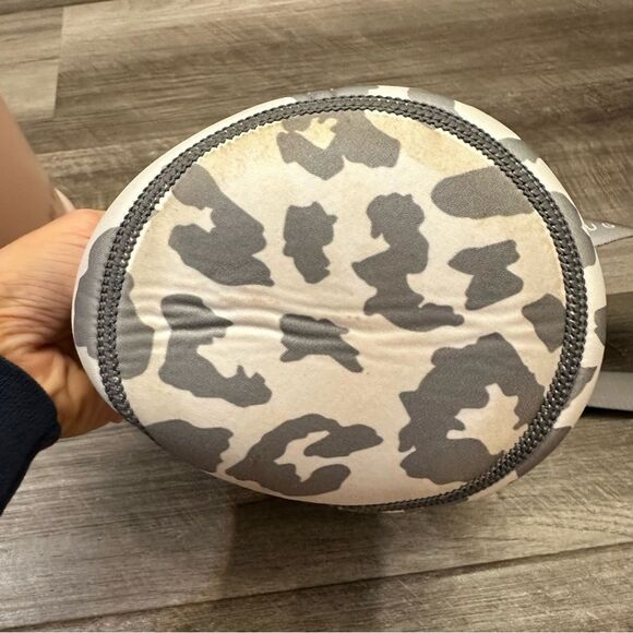 HydroJug pink sand bottle & Wild Ones Pro Water Bottle Sleeve - Snow Leopard - Picture 10 of 13